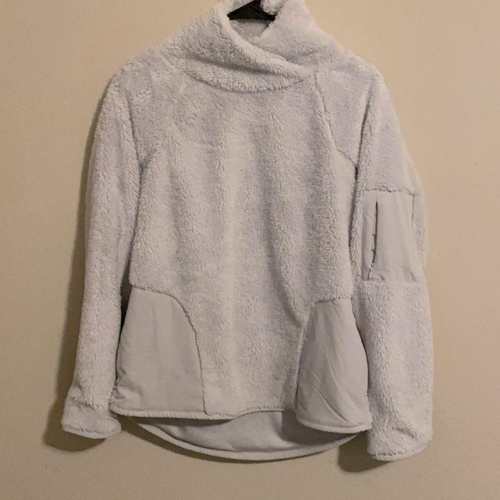 Light gray super cozy athletic sweater. Size medium (8-10). Has pockets!